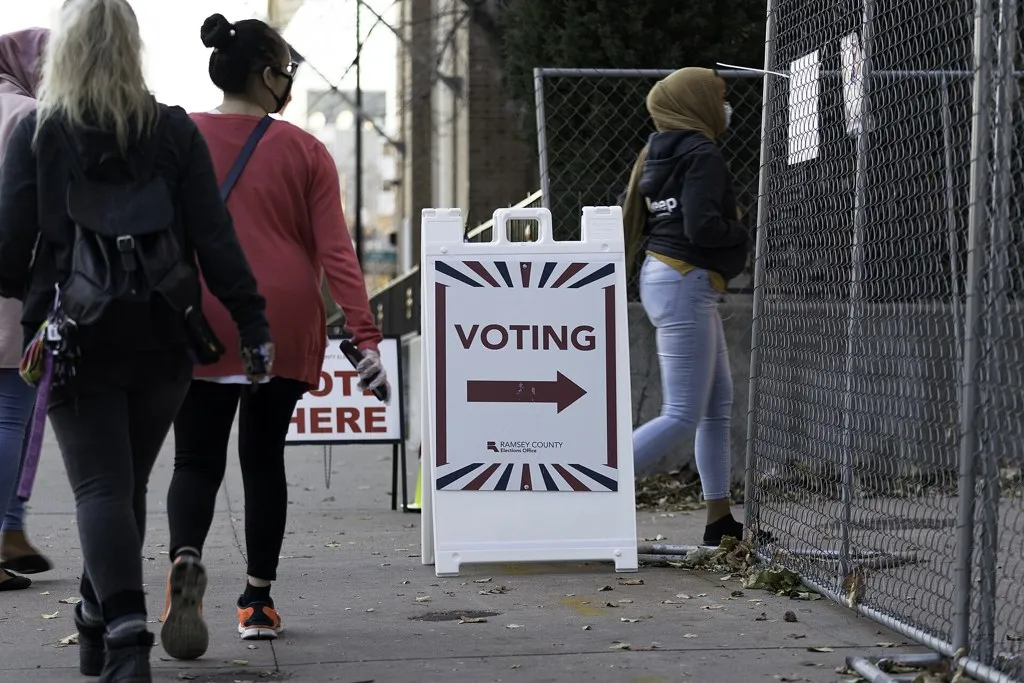 Ciudadanos ejerciendo el voto anticipado en Estados Unidos en un centro de votación anticipada