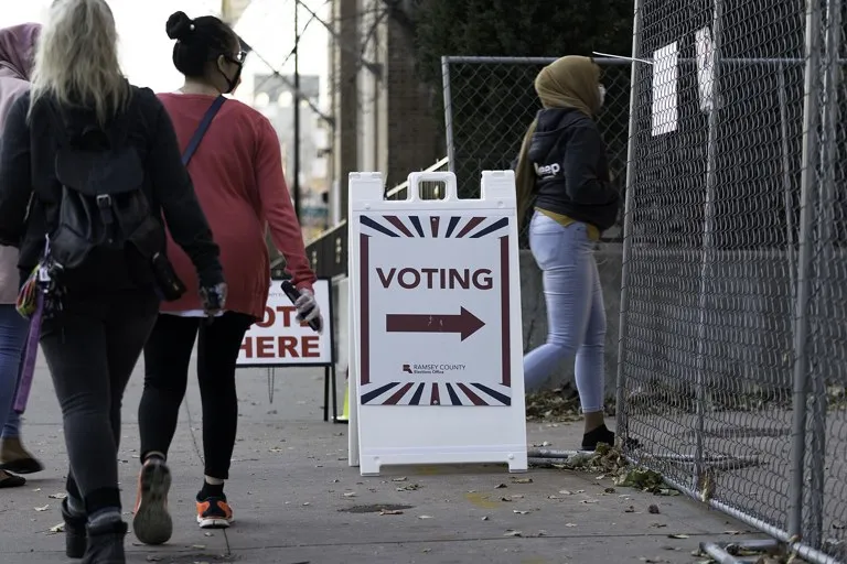 Ciudadanos ejerciendo el voto anticipado en Estados Unidos en un centro de votación anticipada