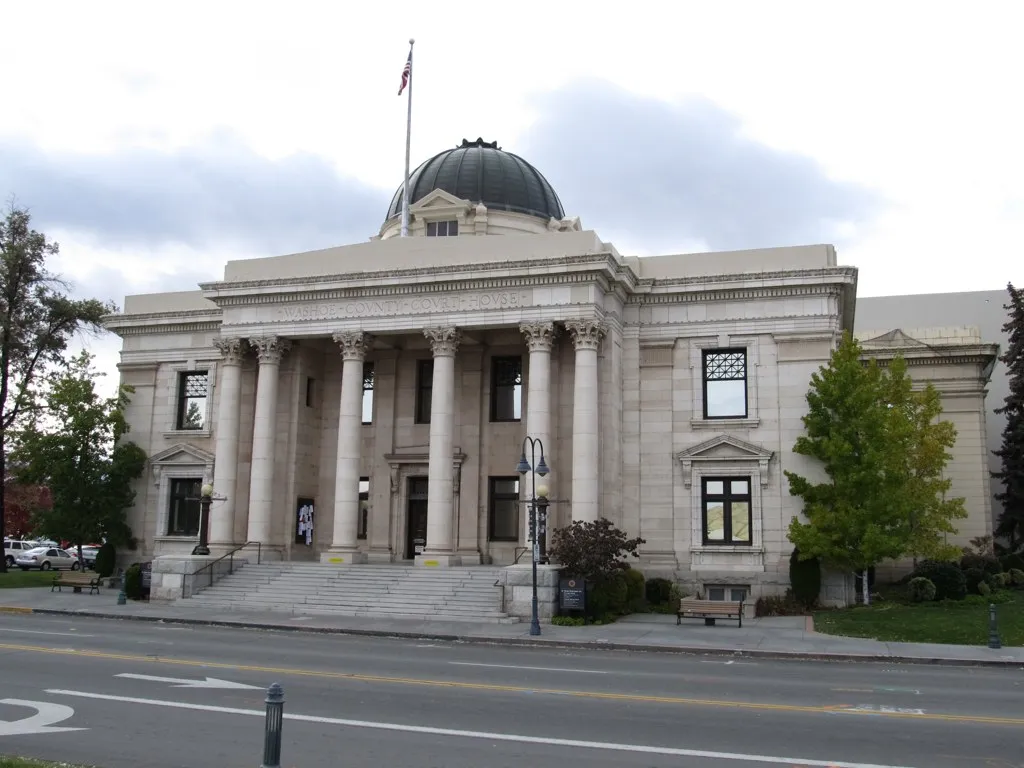 Voto ilegal en Nevada: fachada del juzgado del condado de Washoe en Reno, Nevada, con su cúpula y columnas