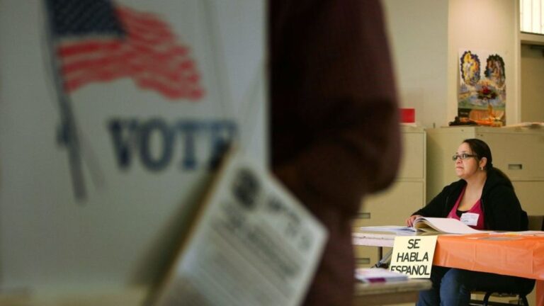 Centro de votación en Estados Unidos con un letrero que dice Se habla español, símbolo del voto latino