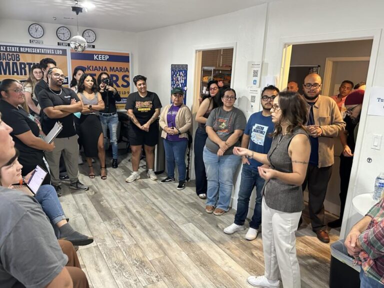 Voluntarios demócratas reunidos en la sede de campaña del distrito 9 en Mesa, antes de salir a buscar el voto latino en Arizona puerta a puerta