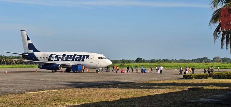 Avión de Estelar en la pista tras reactivar los vuelos Maracaibo Santa Bárbara.