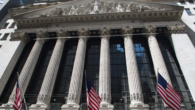 Fachada de la Bolsa de Nueva York: Wall Street abre en rojo con el Nasdaq en baja este viernes
