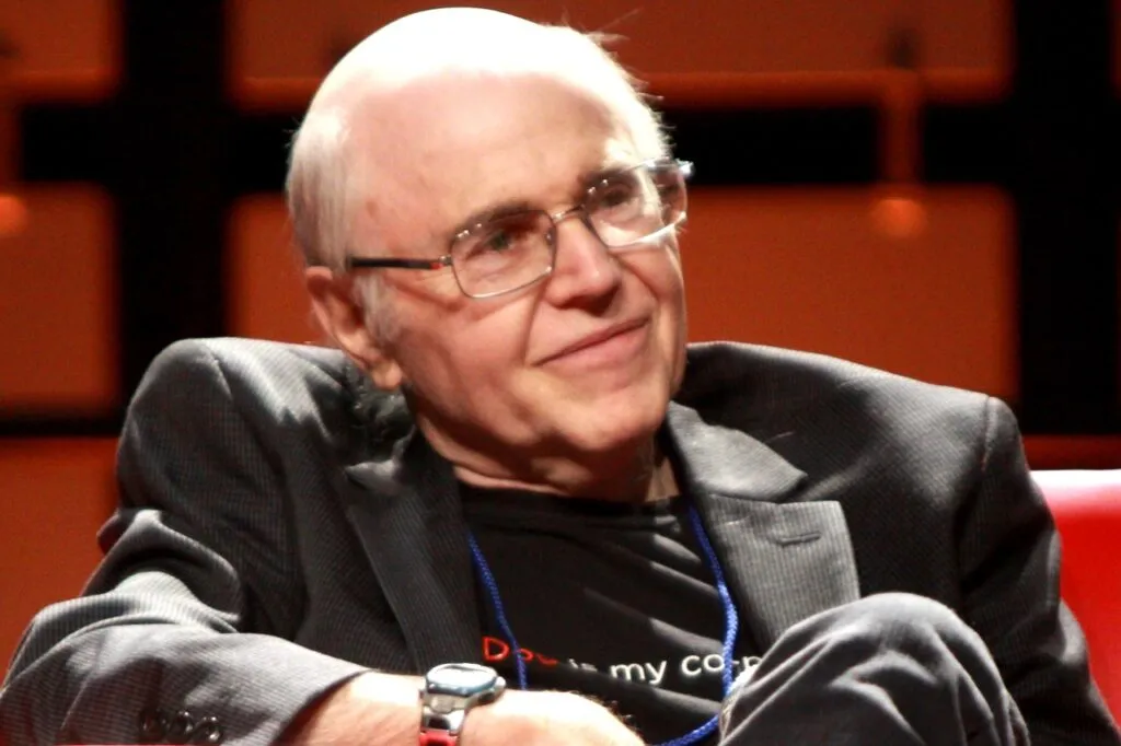 Walter Koenig sonriendo en una convención, el actor que interpretó a Pavel Chekov en Star Trek