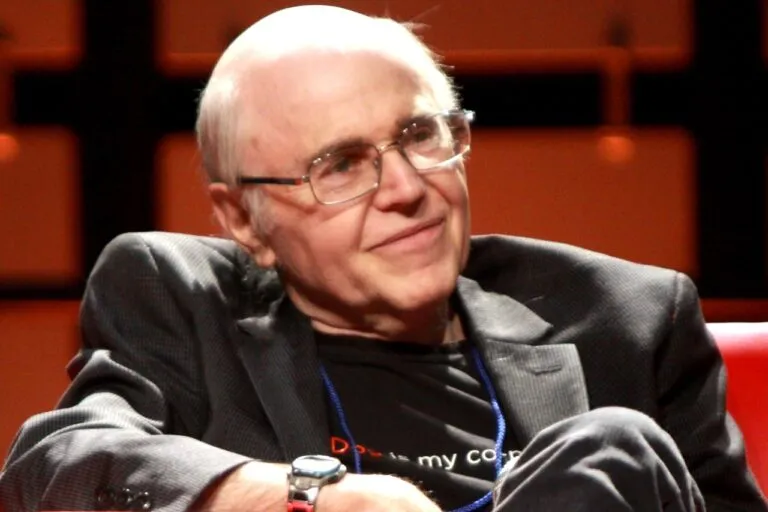 Walter Koenig sonriendo en una convención, el actor que interpretó a Pavel Chekov en Star Trek