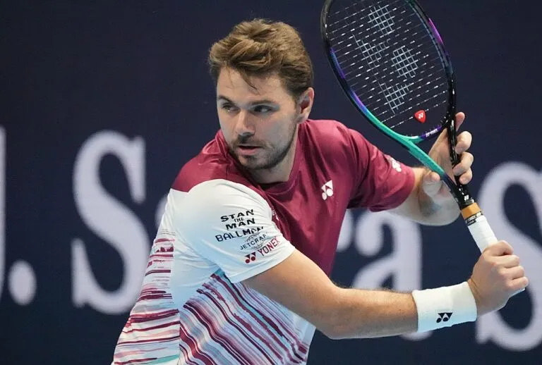 Stan Wawrinka golpea de revés a una mano en Basilea; Wawrinka pone fin a su carrera a los 41 años