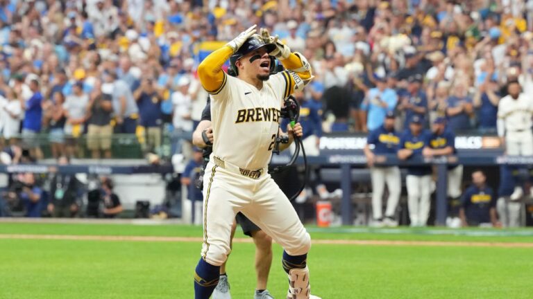 William Contreras, receptor venezolano de los Milwaukee Brewers, celebra su jonrón ante los Dodgers en el Juego 2 de la Serie de Campeonato