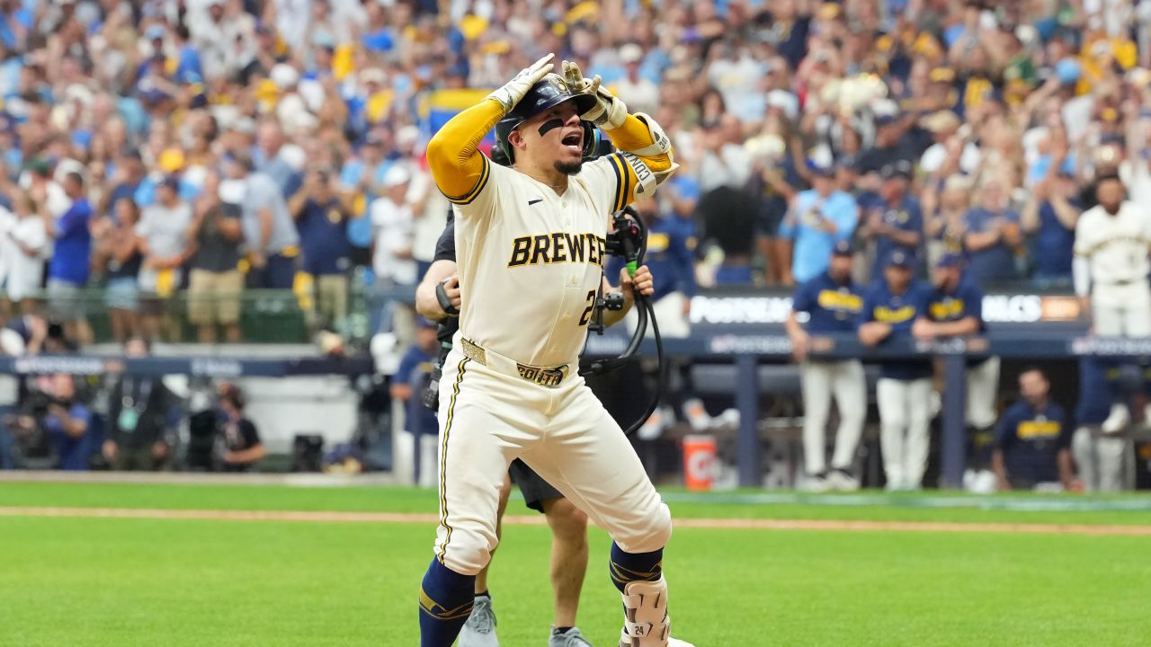 William Contreras, receptor venezolano de los Milwaukee Brewers, celebra su jonrón ante los Dodgers en el Juego 2 de la Serie de Campeonato