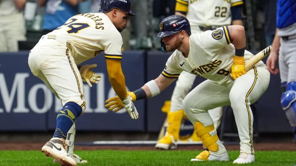 William Contreras celebra con Jake Bauers el jonrón del Juego 2 de la Serie de Campeonato