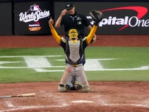 William Contreras celebra de rodillas con los brazos en alto con los aperos de receptor que irán a Cooperstown