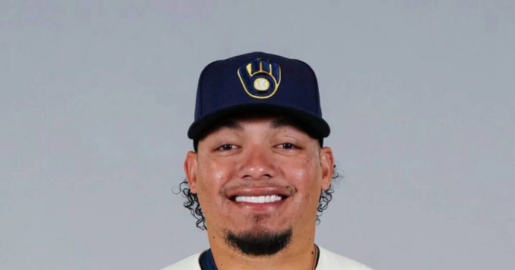 William Contreras grupo selecto: el receptor venezolano de Milwaukee sonríe con la gorra de los Cerveceros