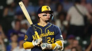 William Contreras Serie Mundial con el uniforme de los Cerveceros de Milwaukee y un bate en las manos