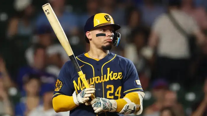William Contreras Serie Mundial con el uniforme de los Cerveceros de Milwaukee y un bate en las manos