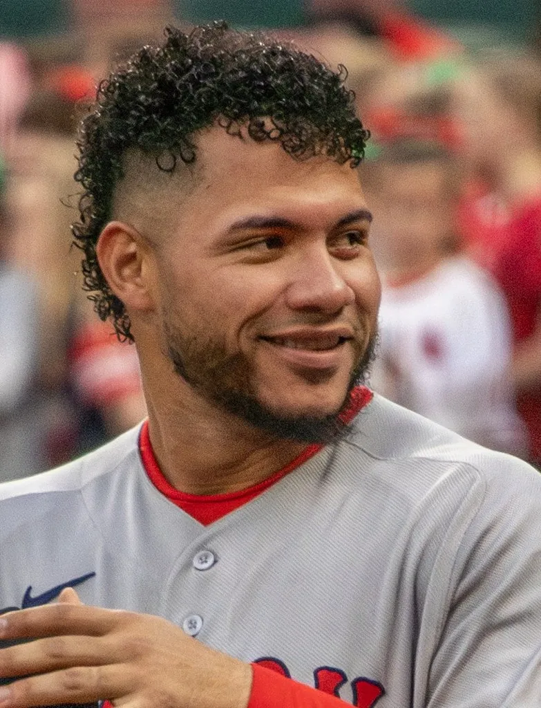 Willson Contreras sonríe con el uniforme de su equipo de Grandes Ligas, en alusión a Willson Contreras en Venezuela