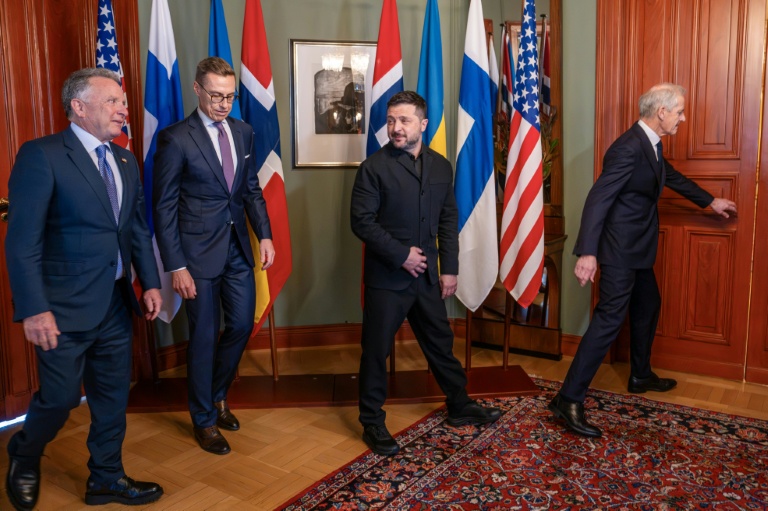 Witkoff se reúne con Putin: Steve Witkoff junto a Volodímir Zelenski en Oslo antes de viajar a Rusia