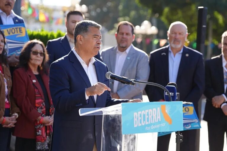 Xavier Becerra habla en un atril con el letrero Becerra for Governor durante un acto de campaña en California