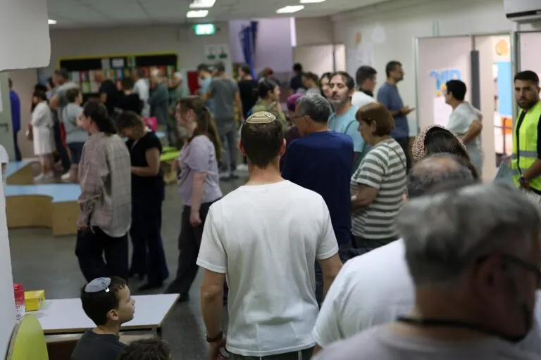 Yashar denuncia manipulación en las elecciones de Israel: votantes hacen fila dentro de un centro de votación israelí durante la jornada electoral de este martes