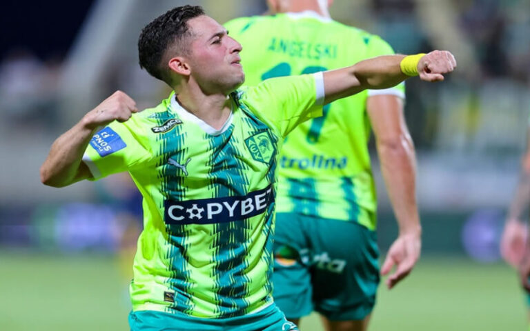 Yerson Chacón gol: el extremo venezolano celebra con la camiseta verde del AEK Larnaca en un partido europeo