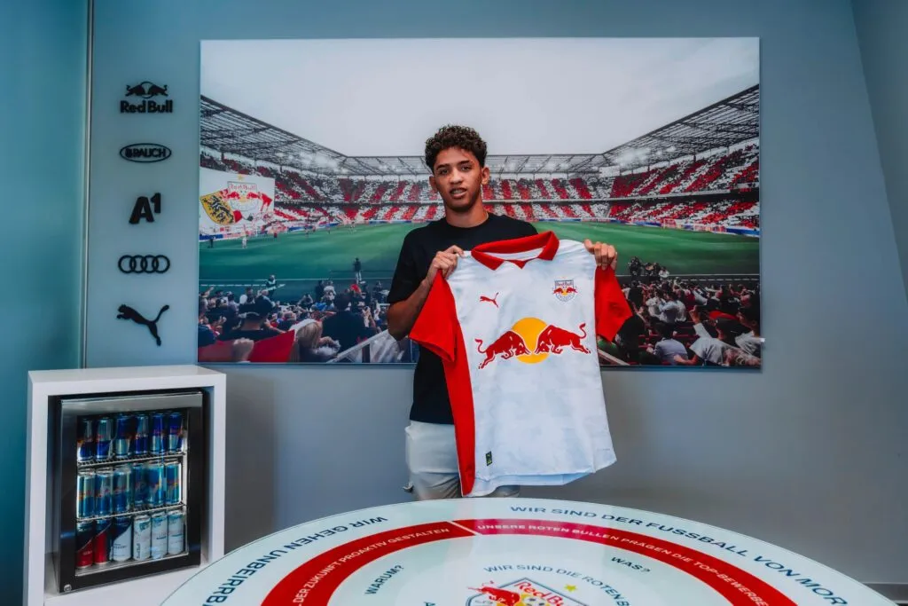 Yerwin Sulbarán debut: el delantero venezolano sostiene la camiseta del RB Salzburgo en su presentación