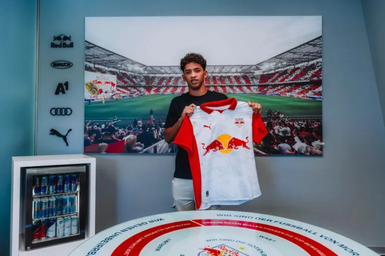 Yerwin Sulbarán debut: el delantero venezolano sostiene la camiseta del RB Salzburgo en su presentación