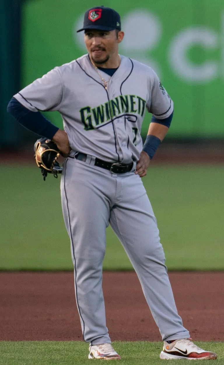 Yolmer Sánchez, infielder venezolano de los Tigres de Aragua, en el terreno de juego con su guante