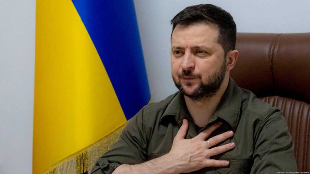 Volodimir Zelenski, en la nota Zelenski error histórico, junto a la bandera de Ucrania