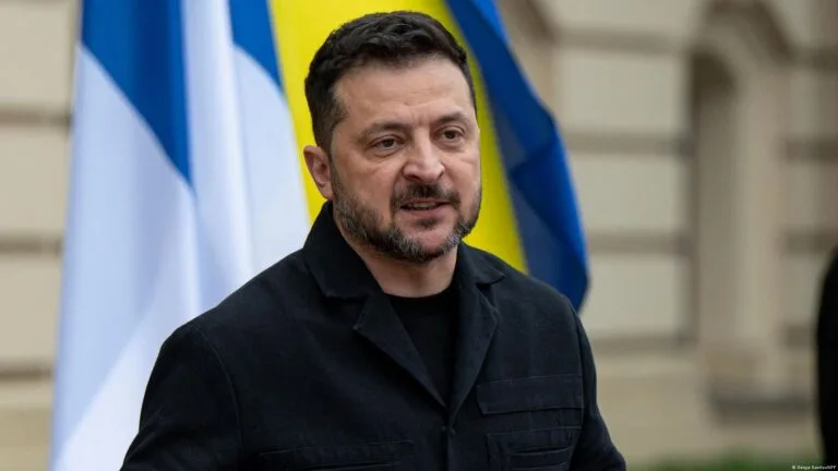 Reunión entre Ucrania, Rusia y Estados Unidos: el presidente Volodímir Zelenski ante las banderas de Ucrania en Kiev