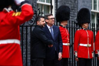 Volodímir Zelenski en Downing Street, Londres, donde anunció la reanudación de los ataques a las refinerías rusas