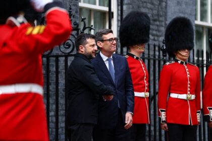 Volodímir Zelenski en Downing Street, Londres, donde anunció la reanudación de los ataques a las refinerías rusas