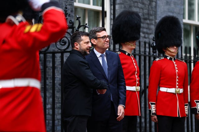 Zelenski desafía a Trump y reanuda los ataques contra las refinerías rusas Volodímir Zelenski en Downing Street, Londres, donde anunció la reanudación de los ataques a las refinerías rusas