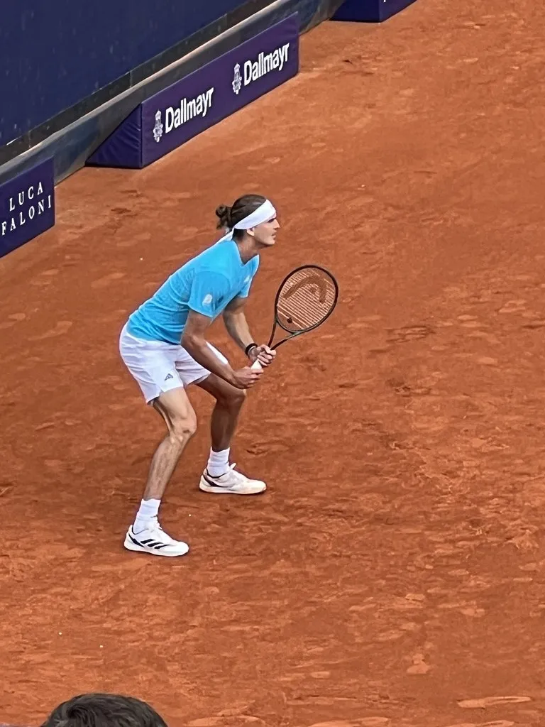 Zverev número 1 del mundo: Alexander Zverev aguarda el resto en un partido del circuito ATP